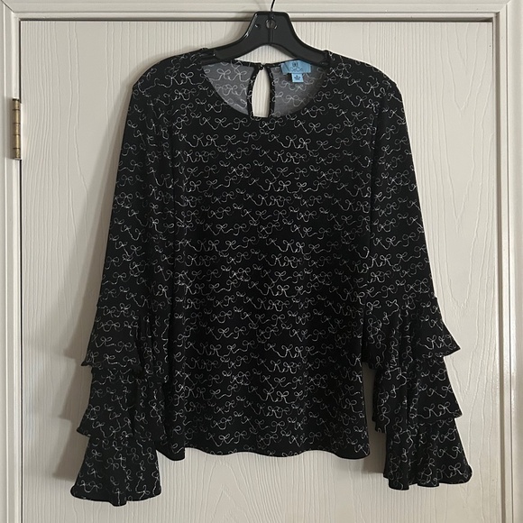 CeCe Three-tiered Ruffle Sleeve Knit Top Round Neck Black White Bow Print M - Picture 2 of 11